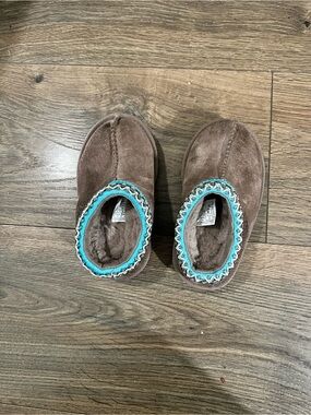 UGG Kids Taz in Slippers with Turquoise Trim size 7 girls in chestnut